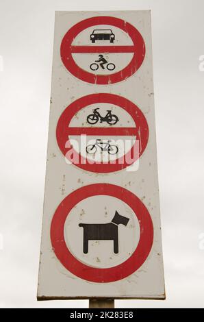 Verbotsschilder in einem Park. Stockfoto