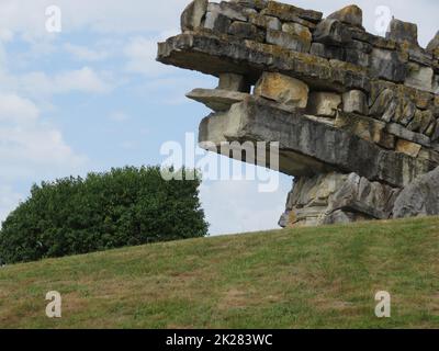 Schöne drachenförmige Steinmauer, die aus der Erde kommt Stockfoto