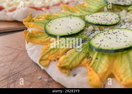 Pizza zu backen. Stockfoto