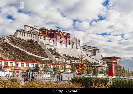 Der Potala-Palast in Lhasa, Tibet, war die Hauptresidenz des aktuellen Dalai Lama, bis seine Heiligkeit während des tibetischen Aufstands von 1959 nach Indien floh Stockfoto