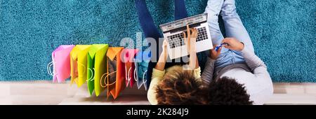 Junges Paar Shopping Online auf Laptop Stockfoto
