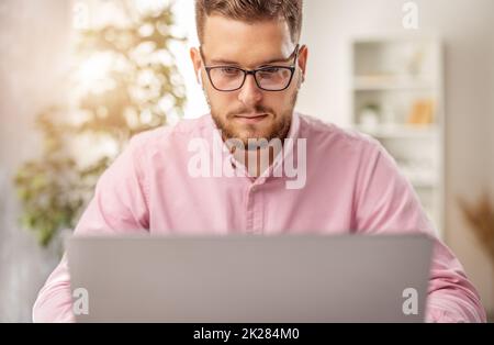 Mann in rosa Hemd Stockfoto