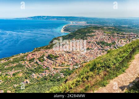 Blick auf die Stadt Palmi vom Mount Sant'Elia, Italien Stockfoto