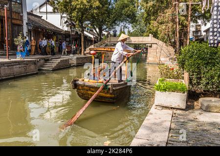 Wassertaxi auf dem Fluss Dong shi in der alten Stadt Zhujiajiao, die sich im Qingpu Bezirk von Shanghai, China, befindet Stockfoto