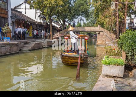 Wassertaxi auf dem Fluss Dong shi in der alten Stadt Zhujiajiao, die sich im Qingpu Bezirk von Shanghai, China, befindet Stockfoto