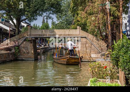 Wassertaxi auf dem Fluss Dong shi in der alten Stadt Zhujiajiao, die sich im Qingpu Bezirk von Shanghai, China, befindet Stockfoto