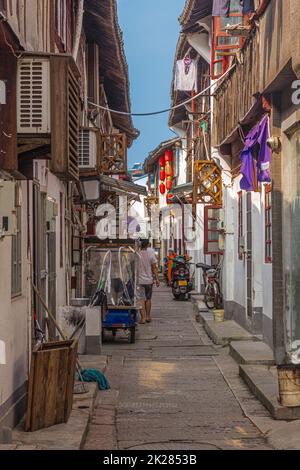 Eine schmale Seitenstraße in der alten Wasserstadt Zhujiajiao Stockfoto