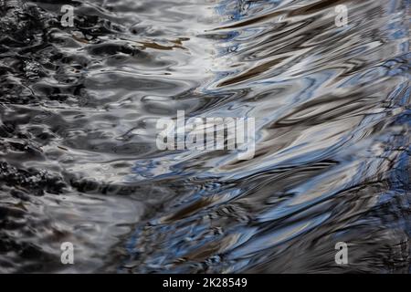 Fließendes Silberwasser in der Natur Stockfoto