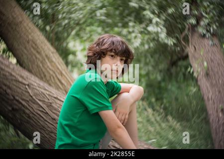 Porträt eines Jungen auf dem Hintergrund der Natur. Stockfoto