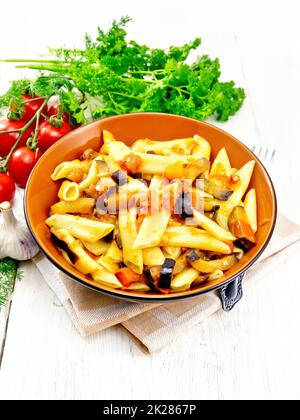 Pasta Penne mit Aubergine und Tomaten auf Holzbrett Stockfoto