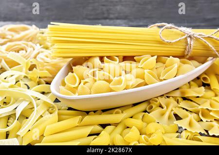 Pasta anders mit Schüssel auf Holzbrett Stockfoto