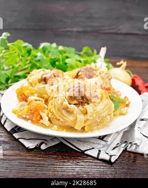 Pasta mit Fleischbällchen auf Serviette Stockfoto