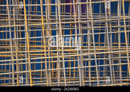 Baustahl wird auf einer Baustelle gelagert Stockfoto