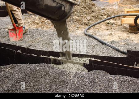 Befüllung eines Streifenfundaments mit Flüssigbeton Stockfoto