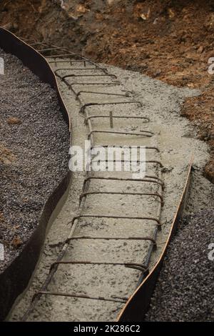 Befüllung eines Streifenfundaments mit Flüssigbeton Stockfoto