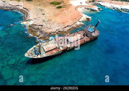 Ein Schiffswrack vor der Küste von Paphos, Zypern Stockfoto