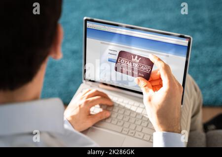 Hand des Mannes mit VIP-Mitgliedskarte Stockfoto