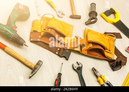 Sicherheit auf der Baustelle. Schutzhelm, auf Holzhintergrund, Kopierraum, Draufsicht Stockfoto