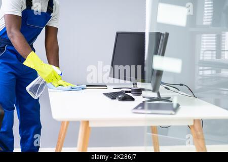 Professioneller Hausmeisterservice Am Arbeitsplatz Stockfoto