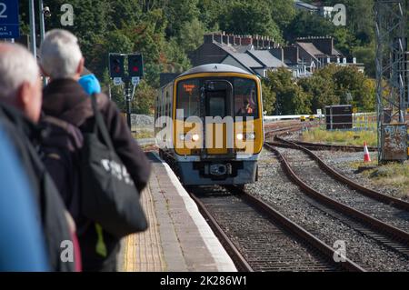 Menschen, die am Bahnhof von Kent auf den Zug warten. Cork City. Irland. Stockfoto