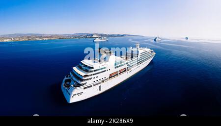 Drohnenschuss von mehreren großen Kreuzfahrtschiffen, die vor der Küste von Limassol, Zypern, geparkt sind Stockfoto