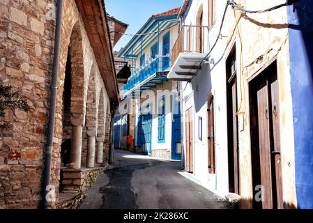 Schmale gemütliche Straße von Pano Lefkara Dorf. Larnaca, Zypern Stockfoto