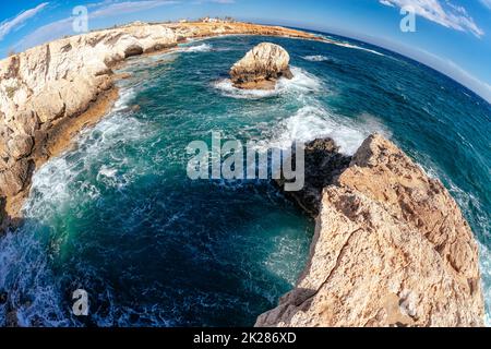 Weit abgewinkelte Aufnahme der felsigen Küste mit Höhlen in der Nähe von Agia Napa, Zypern. Stockfoto