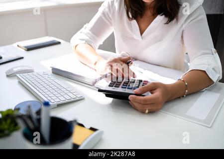 African Tax Accountant Ledger - Öffentliche Aufzeichnung Stockfoto