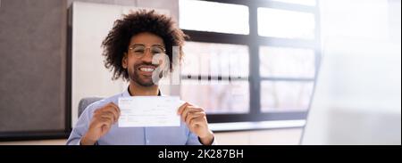 Gehaltsscheck, Gehaltsscheck Oder Versicherungsprüfung Wird Gehalten Stockfoto
