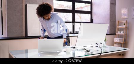 Verletzter Behinderter Mit Krücken Stockfoto