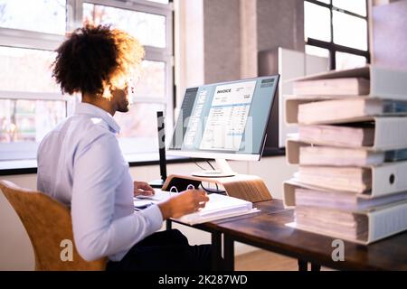 Afroamerikanischer Wirtschaftsprüfer Stockfoto