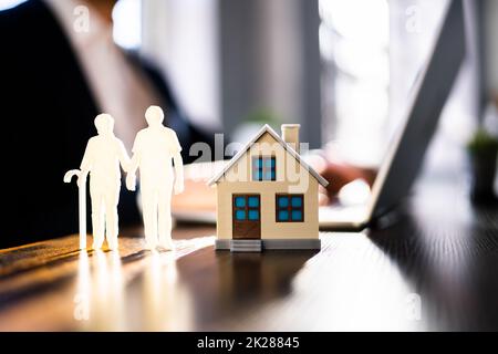 Älteres Ehepaar Buying House Stockfoto