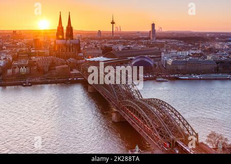 Kölner Dom, deutsche Skyline, Stadt, Sonnenuntergangsbrücke Stockfoto