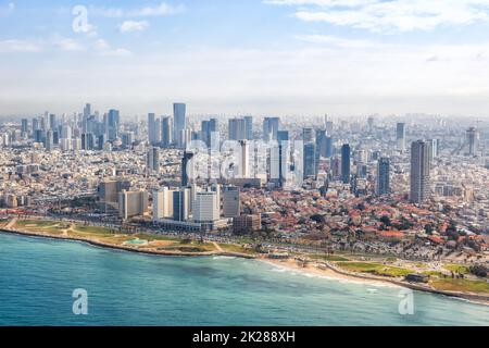 Tel Aviv Skyline Strand aus der Vogelperspektive Foto von den Wolkenkratzern des Mittelmeers der Stadt Israel Stockfoto