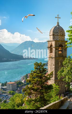 Kotor Bay mit Blick auf die Kirche Stockfoto