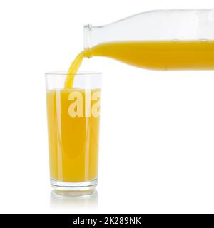 Orangensaft gießende Orangen Obst Obst Glasflasche auf weiß isoliert Stockfoto