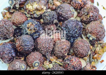 Getrocknete wilde Rose. Trockenfrüchte wilder Rosenbeeren. Stockfoto