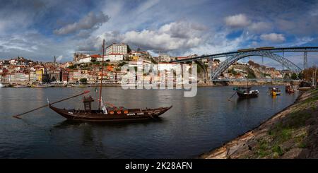 Porto Blick auf das Ribeira-Viertel von Vila Nova de Gaia - das Ribeira-Gebiet entlang des Flusses Douro mit Weinbooten Stockfoto