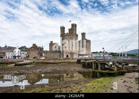 Caernarfon, Großbritannien - 11. Juli 2022: Caernarfon Castle und die Schaukelbrücke in Nordwales. Stockfoto