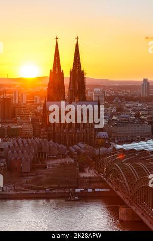 Kölner Dom Kirche Porträtformat Deutschland Skyline Stadt Stadt Sonnenuntergang Brücke Stockfoto