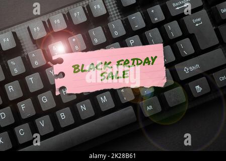 Schreiben mit Text „Black Friday Sale“. Geschäftsansatz Kunden mit exklusiven Produkten zu gewinnen, ist günstiger. Bearbeiten und erneutes Eingeben von Rechtschreibfehlern, Tippen auf Lagerbestand im Online-Shop Stockfoto