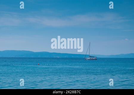 Yacht in der adria bei Kostrena, Kroatien Stockfoto