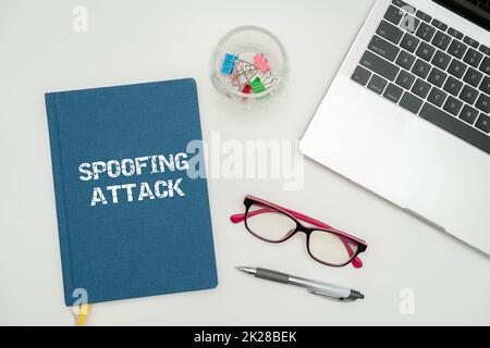 Text mit Inspiration Spoofing Attack. Geschäftskonzept Nachahmung eines Benutzers, Geräts oder Clients im Internet Bürobedarf über Schreibtisch mit Tastatur, Brille und Kaffeetasse für die Arbeit Stockfoto