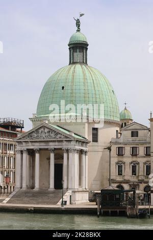 Kuppel der Kirche in der Nähe des Bahnhofs in Venedig in Italien genannt SAN SIMEON PICCOLO ohne Menschen Stockfoto