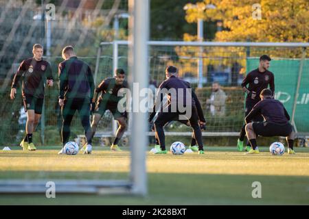 Wolfsburg, Deutschland. 22. September 2022. Fußball: Training der deutschen Nationalmannschaft U21 vor den Freundschaftsspielen gegen Frankreich (23.09.2022) und England (27.09.2022). U21 Spieler der Nationalmannschaft trainieren während des Abschlusstrainings. Quelle: Swen Pförtner/dpa/Alamy Live News Stockfoto