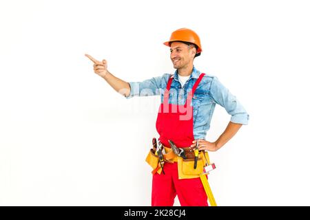 Seriöse Bauarbeiter in gelbem Helm und Orange schauen nach oben. Studioaufnahme in voller Länge, isoliert auf Weiß. Stockfoto