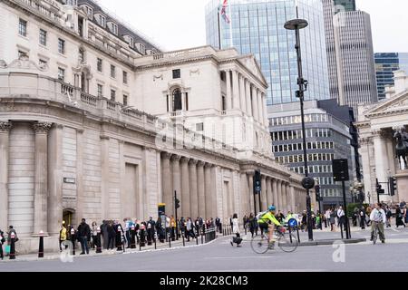 London, 22.. September 2022. Bank of England Gebäude in der Stadt o f London. Basiszinssatz der BoE am Donnerstag von 1,75 Prozent auf 2,25 Prozent - der höchste Stand seit 14 Jahren seit November 2008, um die Lebenshaltungskosten-Krise zu bekämpfen. Quelle: Xiu Bao/Alamy Live News Stockfoto