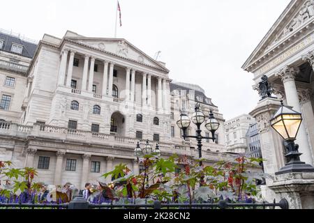 London, 22.. September 2022. Bank of England Gebäude in der Stadt o f London. Basiszinssatz der BoE am Donnerstag von 1,75 Prozent auf 2,25 Prozent - der höchste Stand seit 14 Jahren seit November 2008, um die Lebenshaltungskosten-Krise zu bekämpfen. Quelle: Xiu Bao/Alamy Live News Stockfoto