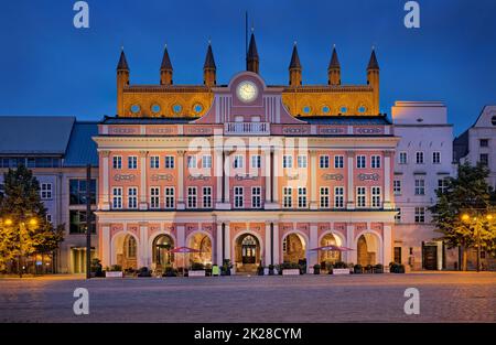 Deutschland, Rostock, Mecklenburg-Vorpommern, Rathaus - alte deutsche Architektur Stockfoto