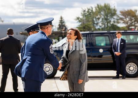 Milwaukee, Usa. 22. September 2022. Vizepräsidentin Kamala Harris begrüßt Mitglieder der US-Luftwaffe und der US-Luftwaffe am Mitchell International Airport, bevor sie am Donnerstag, dem 22. September 2022, auf der Konferenz der Democratic Attorneys General Association (DAGA) im Pfister Hotel in Milwaukee, Wisconsin, eine Rede halten. Foto von Jeffrey Phelps/UPI Credit: UPI/Alamy Live News Stockfoto